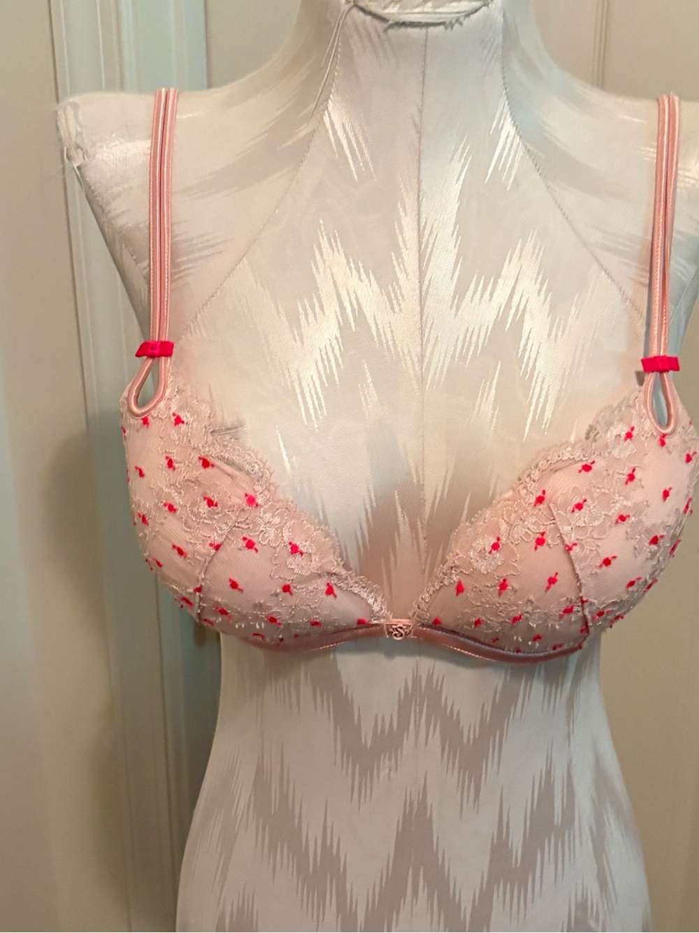 Victoria’s Secret Light Pink Lace-Embroidered  / oral 32D bra show worn